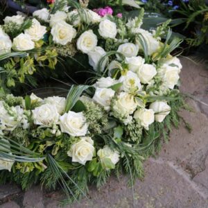 Couronne de fleurs blanc deuil livraison roses blanc