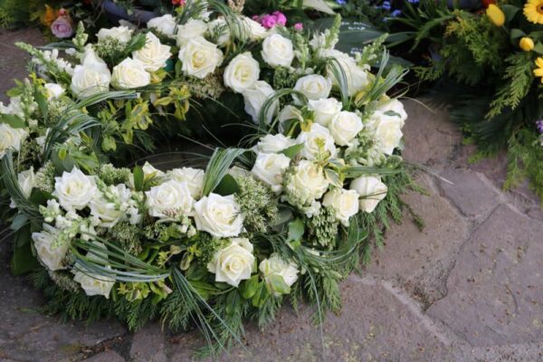 Couronne de fleurs blanc deuil livraison roses blanc