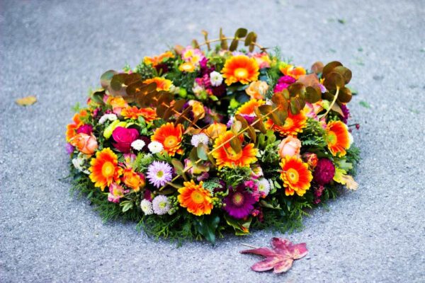 Couronne de fleurs orange deuil roses gerbera livraison