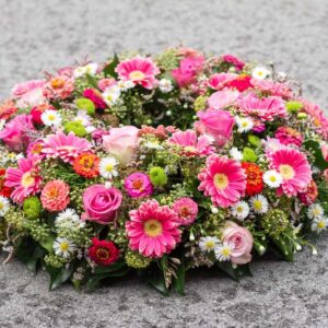 Couronne de fleurs rose deuil roses gerbera