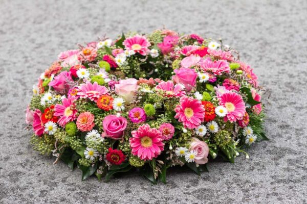 Couronne de fleurs rose deuil roses gerbera